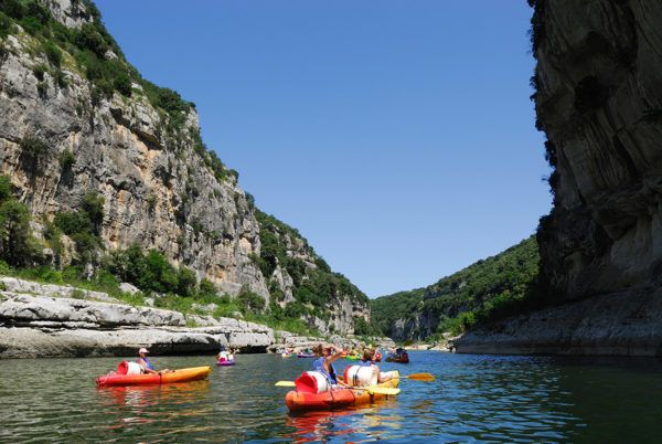 Kanus in den Ardèche-Schluchten