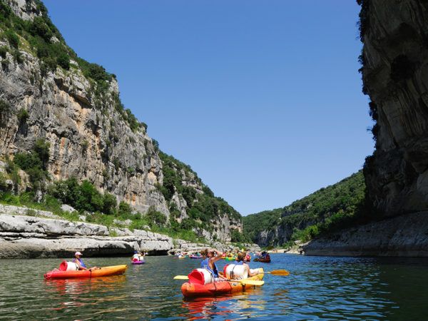 Kanus in den Ardèche-Schluchten